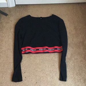 Long sleeve sports crop top fitted.